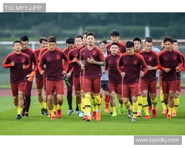 人踢足球的乐趣与技巧探讨以及对身体素质的全面提升分析